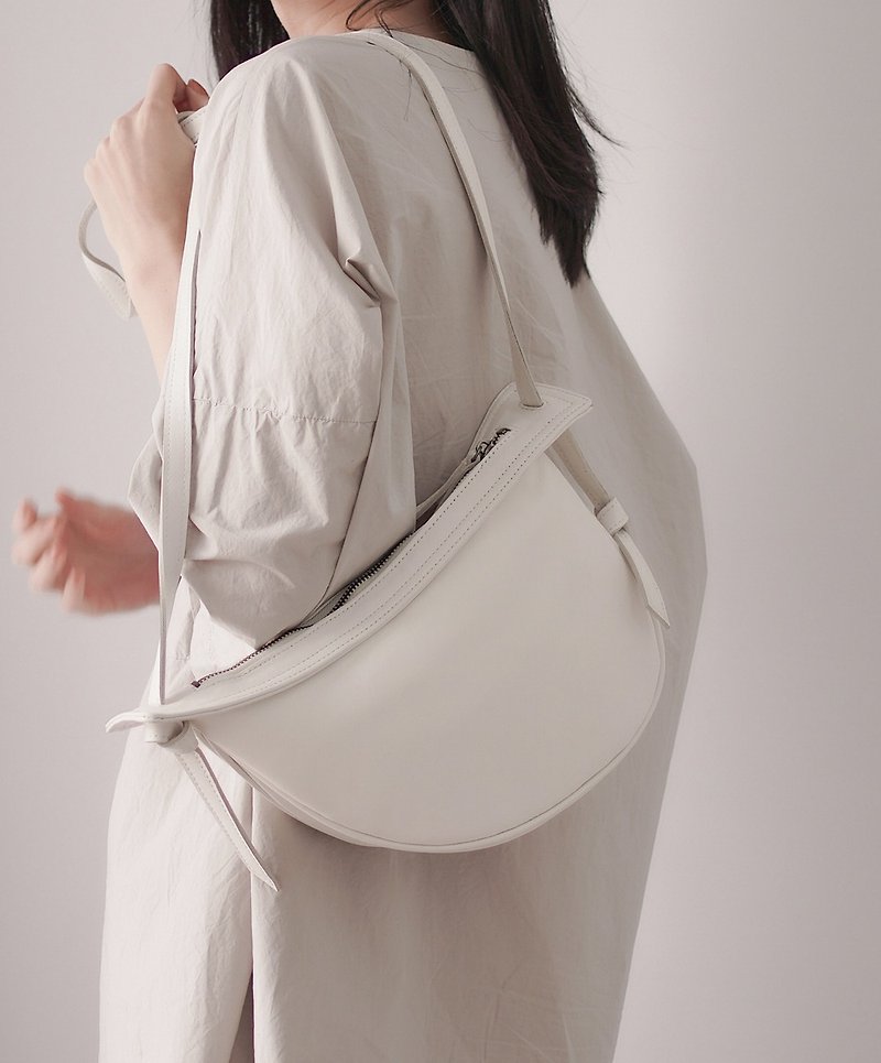 supportingrole minimalist oval design one shoulder crossbody bag side backpack white - กระเป๋าแมสเซนเจอร์ - หนังแท้ ขาว