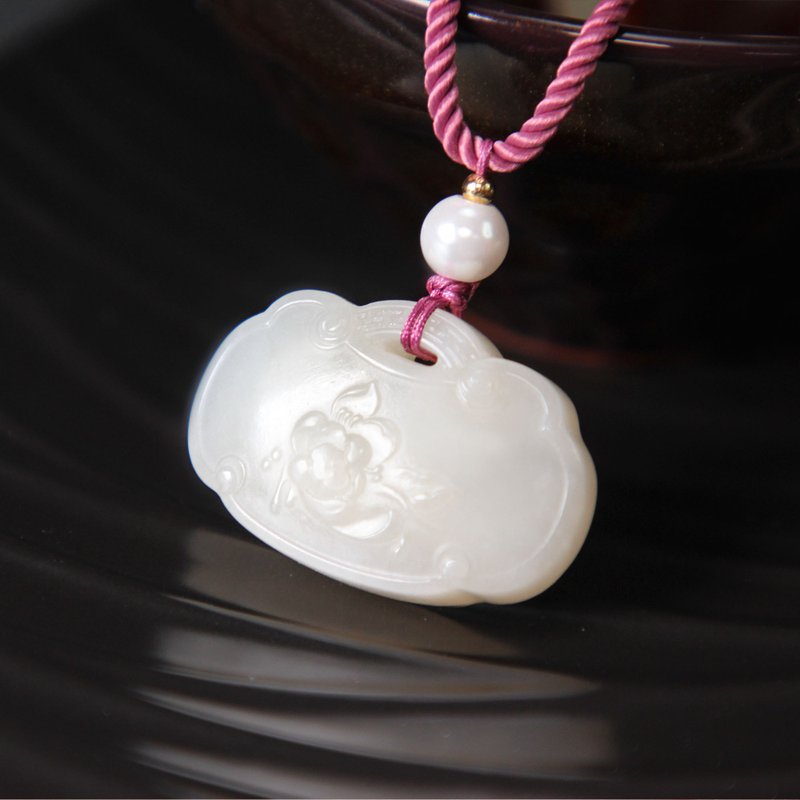 和田羊脂玉平安如意鎖吊墜巧雕睡蓮粉糯偏藕粉凝脂油潤寓意美好 - 項鍊 - 玉石 
