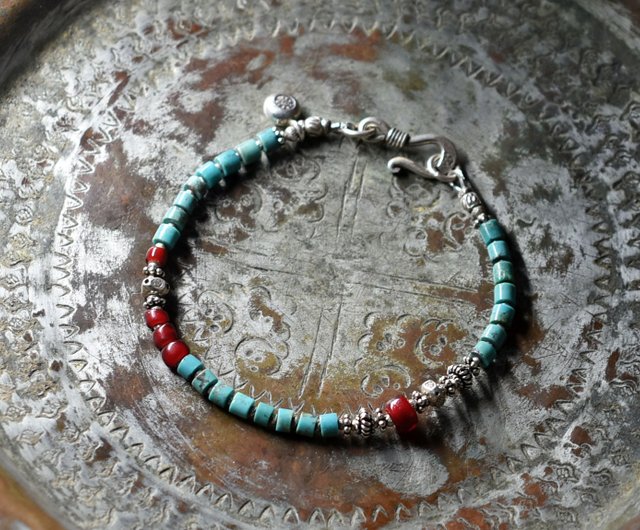 筒型ターコイズと濃赤ホワイトハーツ、カレンシルバーのブレス