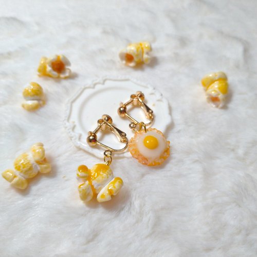 Caramel popcorn meets poached egg asymmetric earrings
