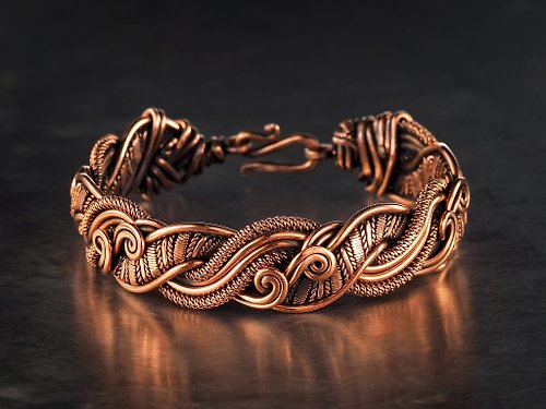 Wire Wrap Art 銅手鐲。 作者手工。 時尚手鍊。 精緻的風格。鋼絲編織。藝術。