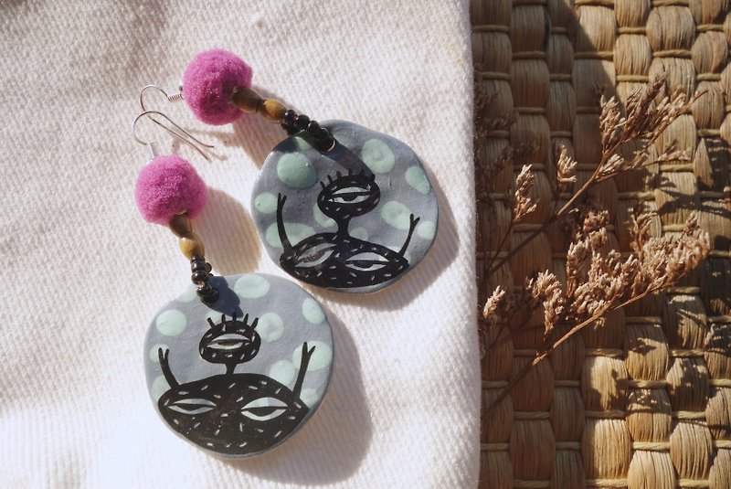 Ceramic earring inspired by monster. - 耳環/耳夾 - 陶 藍色