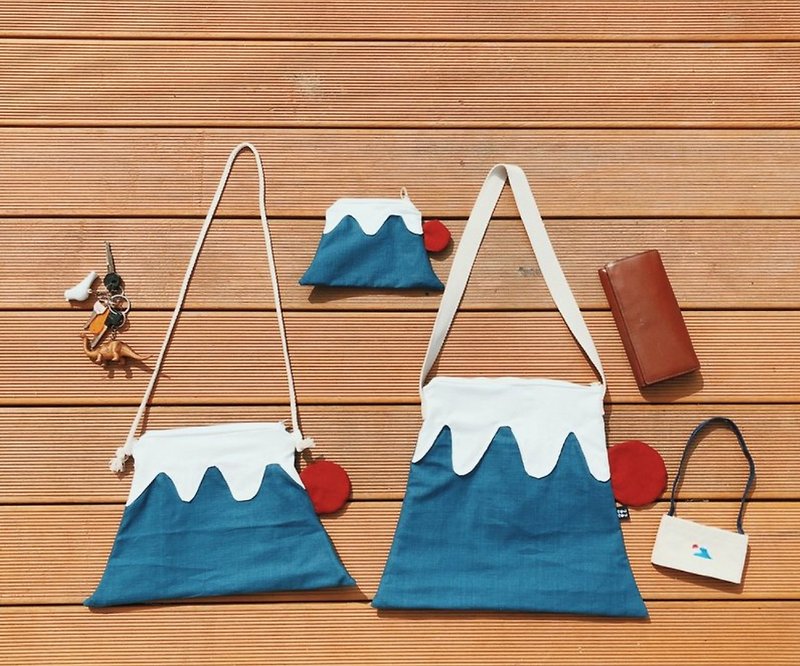 Anniversary-Goody Bag brings three Mount Fuji home at once - กระเป๋าแมสเซนเจอร์ - ผ้าฝ้าย/ผ้าลินิน สีน้ำเงิน