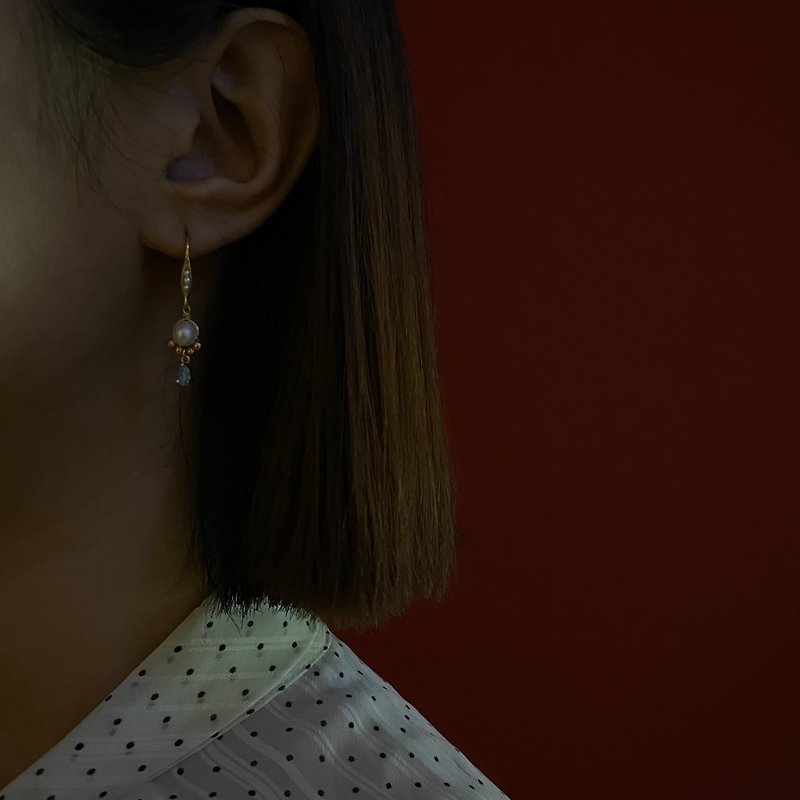 Custom-made 14KGF 14K gold asymmetrical freshwater pearl water sapphire earrings - ต่างหู - ไข่มุก สีน้ำเงิน