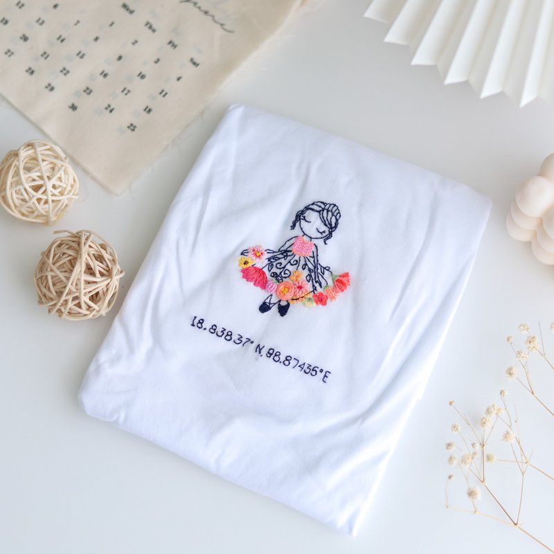 White Round Neck T-shirt, Small Embroidery Design, Handmade Size M - 女 T 恤 - 其他材質 白色
