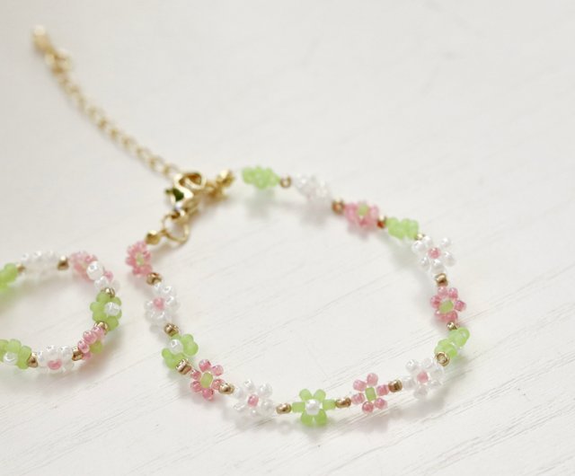 真夜中の森。小花ビーズリングブレスレットセット。つぼみの色