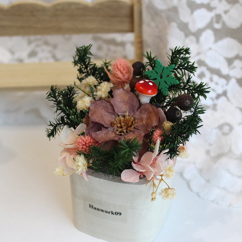 Retro Christmas Collection: Party Hats (Dry Table Flower Design) - Dried Flowers & Bouquets - Plants & Flowers 