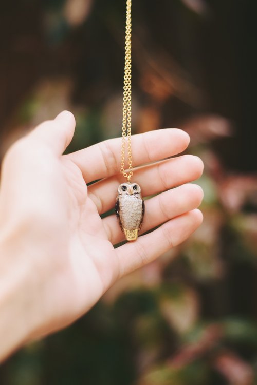 幸せなニシアメリカフクロウの笛のネックレス。 - ショップ