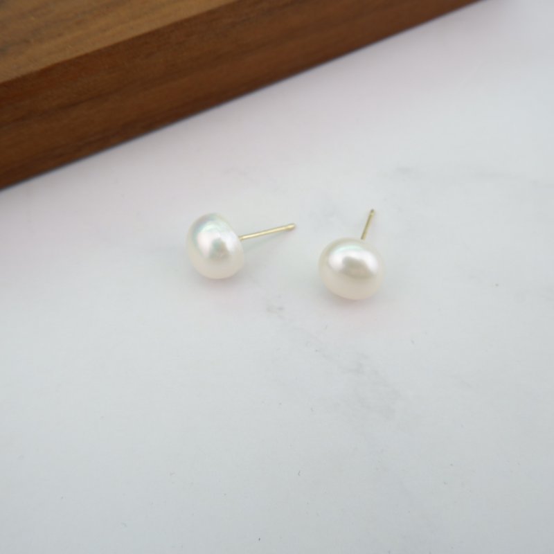 Freshwater Pearl  stud earring - 耳環/耳夾/耳骨夾 - 珍珠 白色