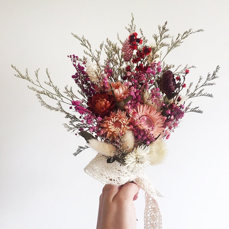 花嫁のブーケウェディングブーケ乾燥ブーケドライフラワーの屋外写真のピンクのラインの花束手縛ら花束と結婚 - 観葉植物 - 紙 レッド