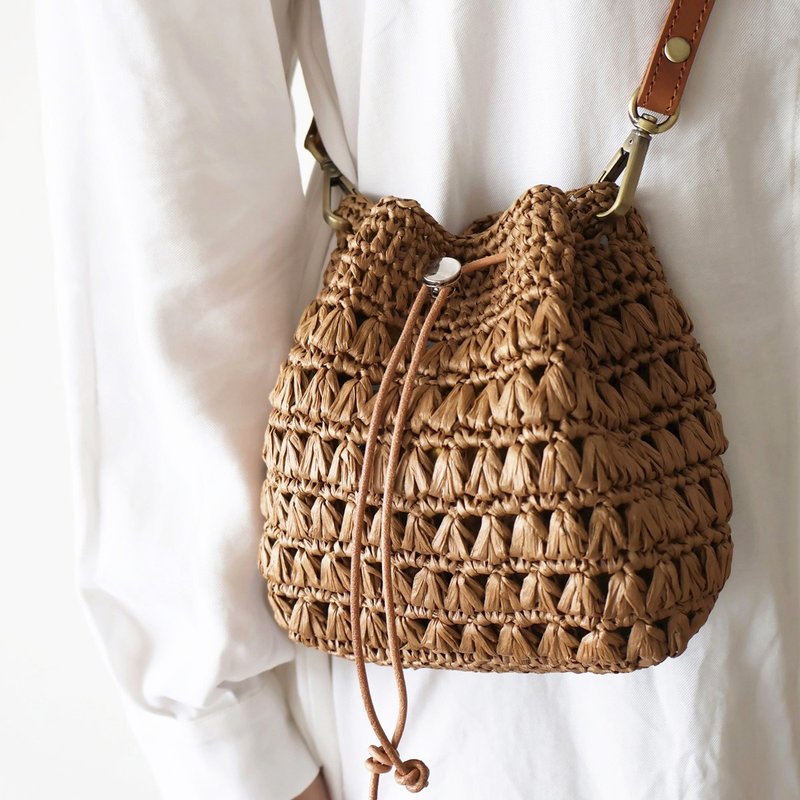 Small bud straw bucket bag - dark brown crossbody bag, handmade by Bahnhof - กระเป๋าหูรูด - ผ้าฝ้าย/ผ้าลินิน สีนำ้ตาล