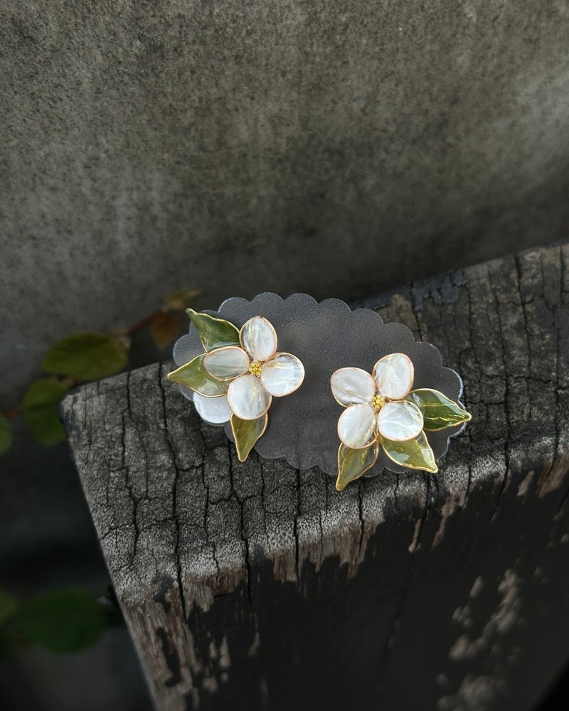 耳針x耳夾水晶花_晨露花語 _光點手感溫飾 - 耳環/耳夾 - 樹脂 白色