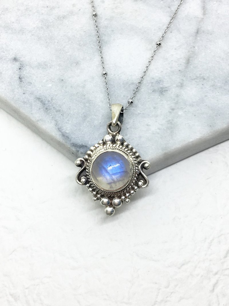 Moonlight stone 925 sterling silver Baroque style necklace Nepal handmade mosaic production (round natural stone) - สร้อยคอ - เครื่องเพชรพลอย สีน้ำเงิน