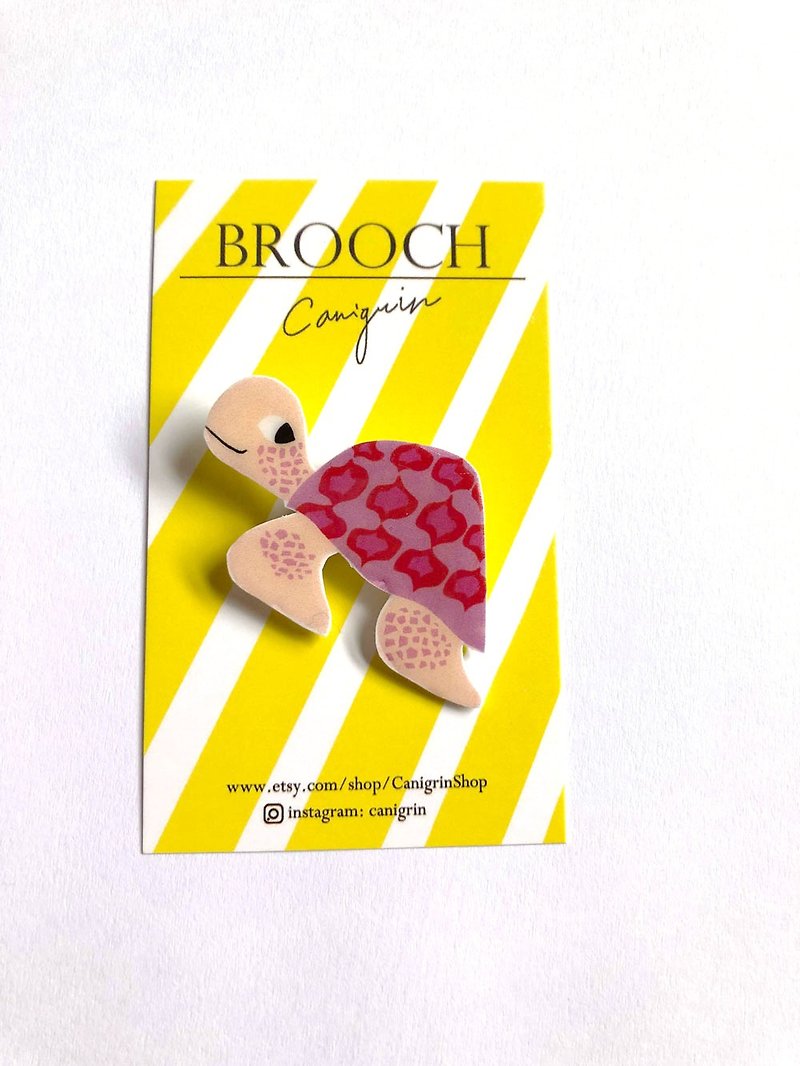 Sea turtle brooch tortoise illustration ornament wild animal handmade pin badge - Brooches - Plastic Pink