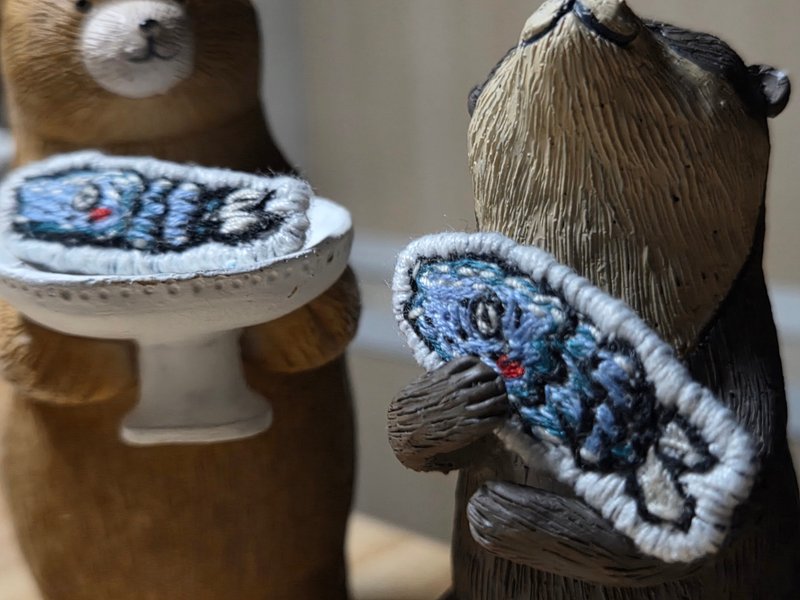【小作品】魚魚不知日子 / 手工刺繡胸針•原創插畫設計 - 胸針 - 繡線 藍色