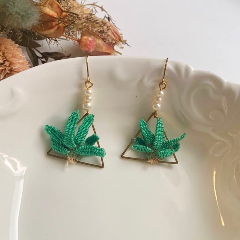 9點以後 | 純手工刺繡耳環 | 空氣鳳梨 - 耳環/耳夾/耳骨夾 - 繡線 綠色