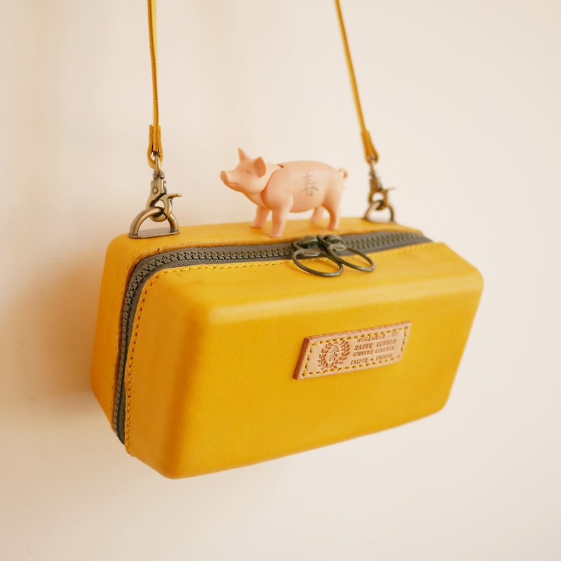 Lemon thick roar side backpack - กระเป๋าคลัทช์ - หนังแท้ สีเหลือง