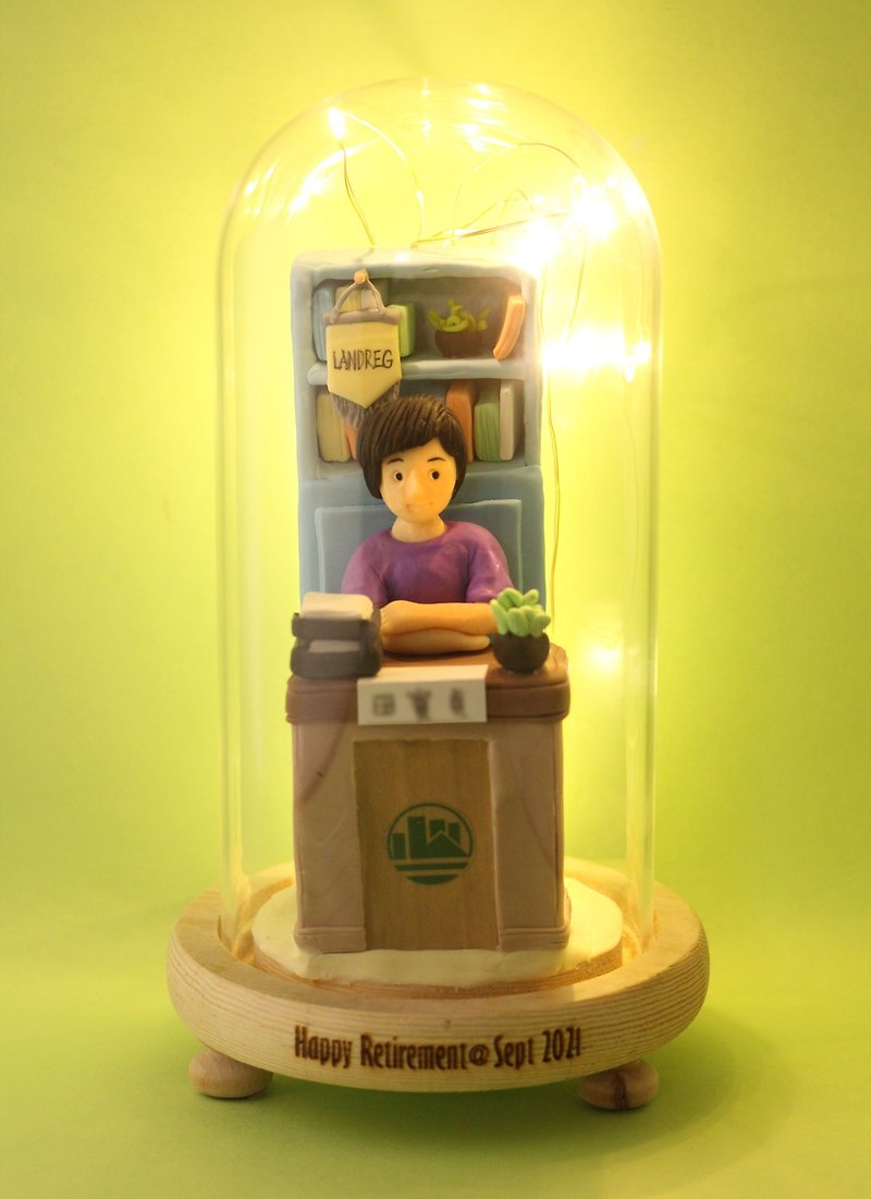 A small gift in honor of retirement, with LED lighting effect inside, and name can be customized. Photos are provided for customized character modeling - ของวางตกแต่ง - ดินเหนียว 