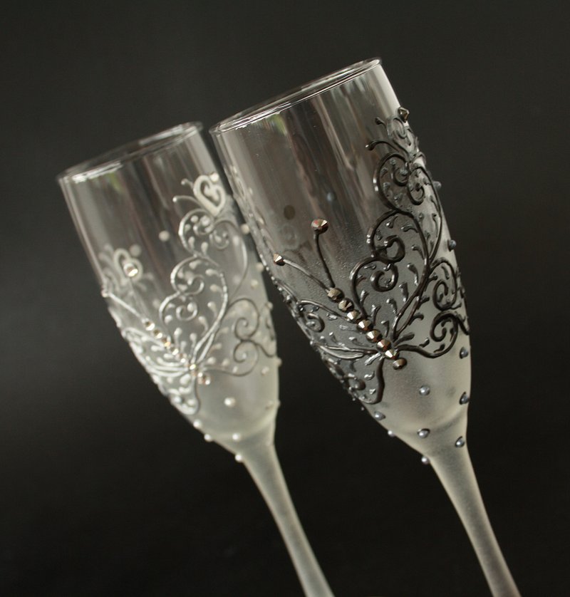 Mr and Mrs Butterfly Wedding Champagne Glasses Anniversary, Handpainted - 酒杯/酒器 - 玻璃 白色