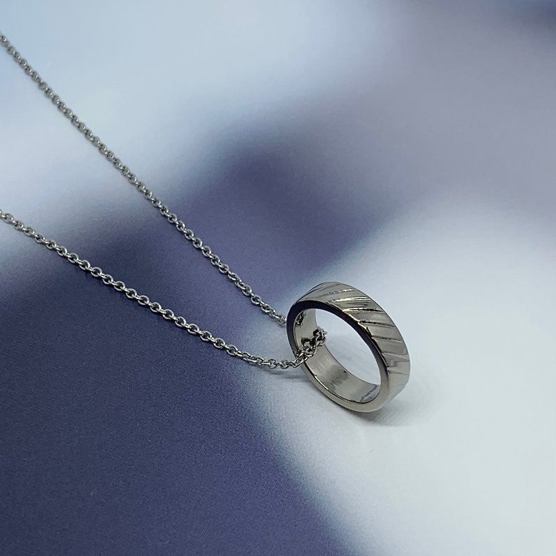 【Pinkoi Exclusive】Large Circle One-Piece Titanium Ring Pendant Chain Spot - สร้อยคอ - โลหะ สีเงิน