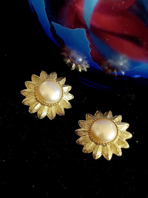 老時光製造所 vintage jewelry 典雅霧金刷紋珍珠太陽花 夾式耳環