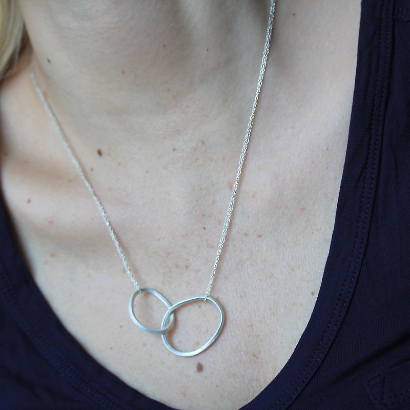 Handmade silver interlocked oval loops on silver chain necklace (N0084) - 項鍊 - 銀 銀色