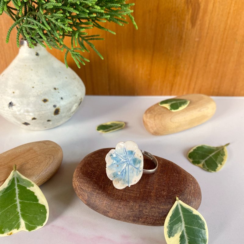 Flower Ring/ Ceramic / jewelry - 戒指 - 陶 白色