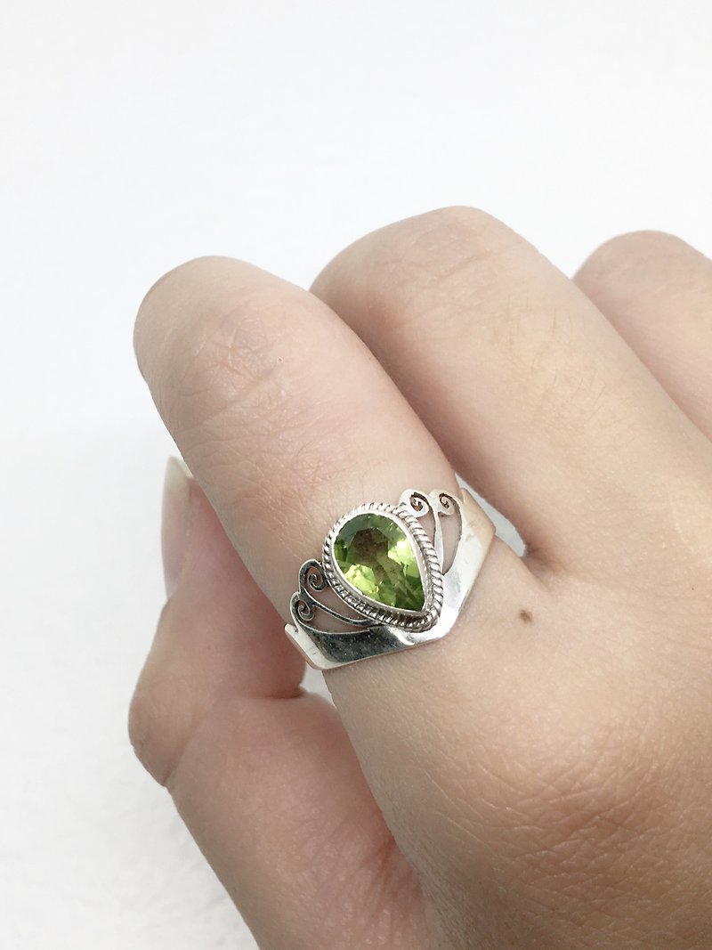 橄欖石925純銀皇冠雕花設計戒指 尼泊爾手工鑲嵌製作 - 戒指 - 寶石 綠色