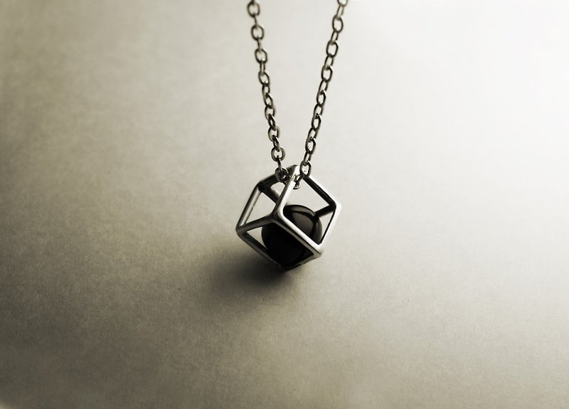 Small Black Onyx Square Frame Necklace - สร้อยคอ - โลหะ สีเงิน