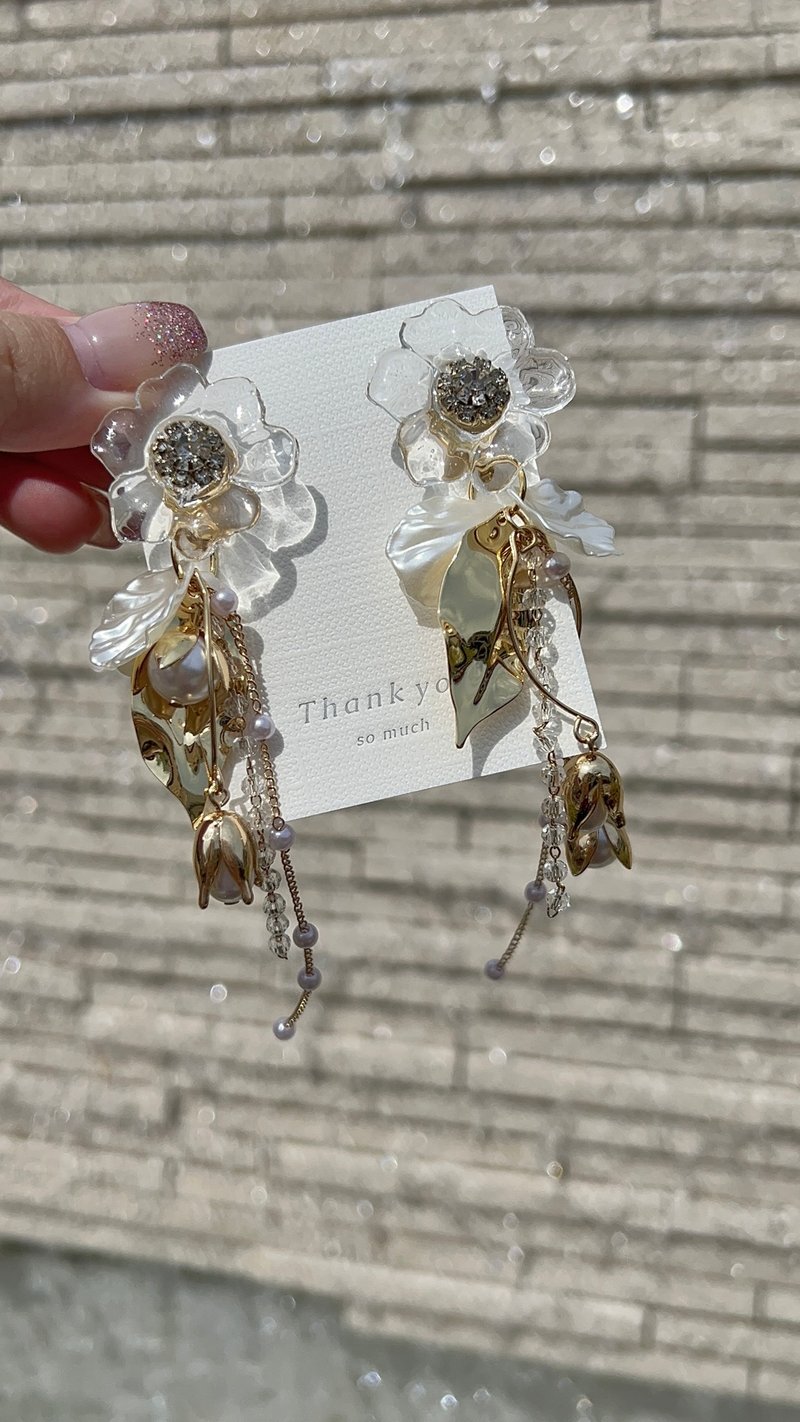 Flower lover Gold Pearl Botanical Wedding Bridal Wedding Large Earrings Petals - ต่างหู - โลหะ สีทอง