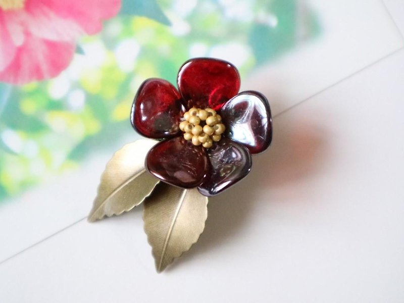 Coral brooch Red camellia Camellia Spring winter Cold winter Cold camellia Japanese corsage Flower Flower Leaf Red Czech glass Czech beads Elegant Elegance Small Overlay - Brooches - Glass Red