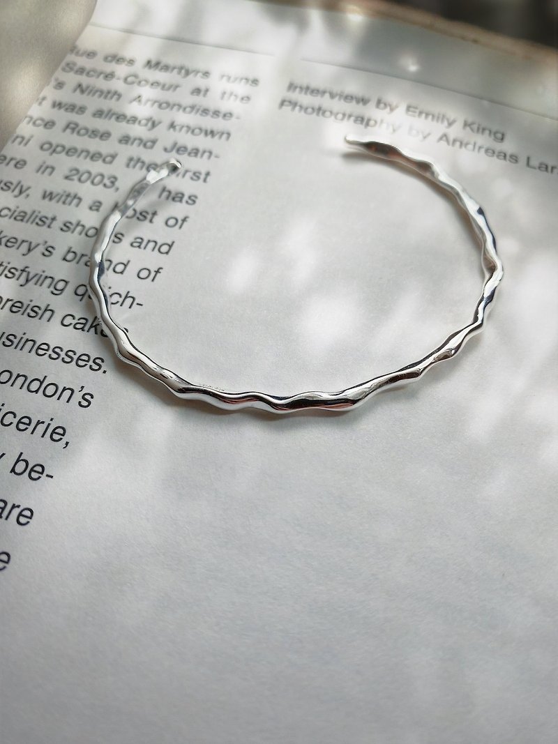 Simple and versatile bracelet bright irregular corrugated bracelet sterling silver bracelet Christmas gift exchange gift
