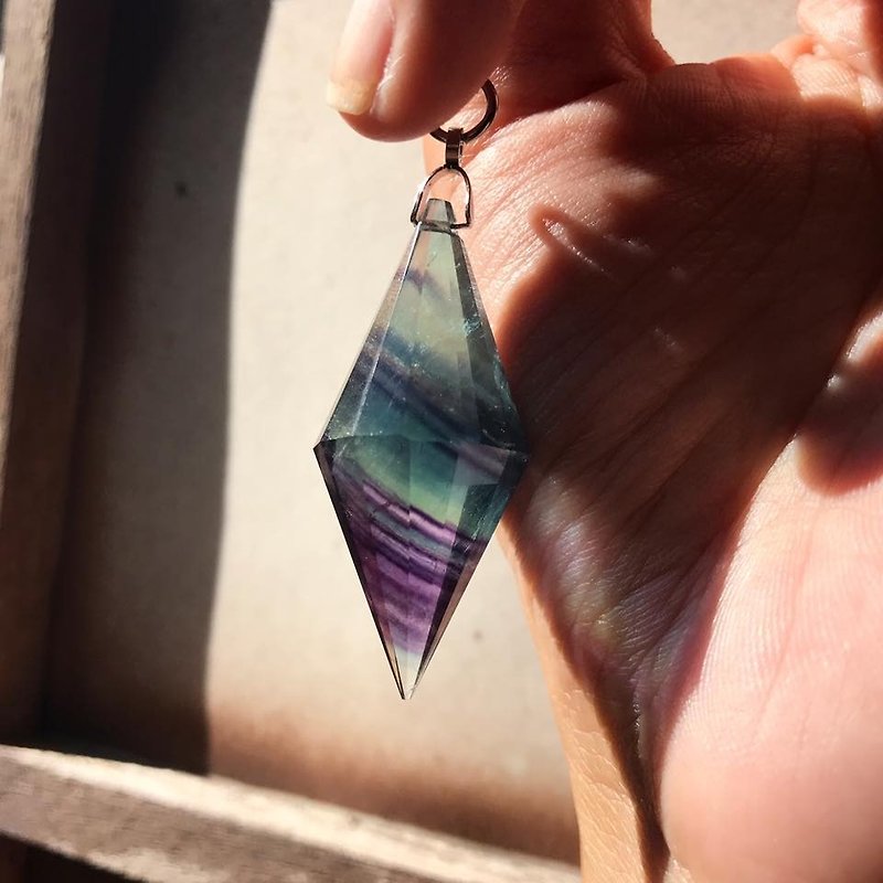 【Lost And Find】Natural fluorite star of daivd with rainbow effect necklace - Necklaces - Gemstone Multicolor