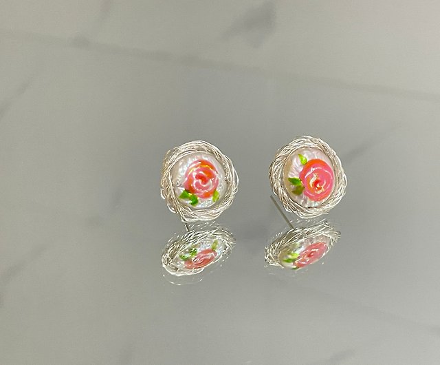 手描きのバラの花の天然真珠のスタッドのイヤリング 925 シルバー