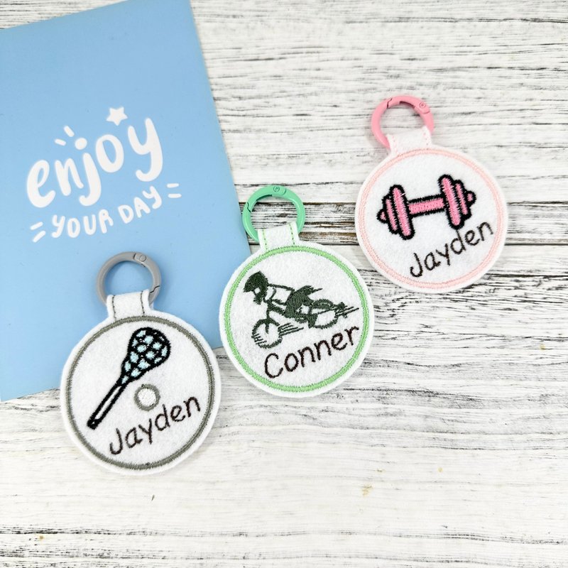 名入れ刺繍タグ 習い事 - ラクロス、バランスバイク、トレーニング用ダンベル スポーツバッグ用ネームタグ - チャーム - コットン・麻 