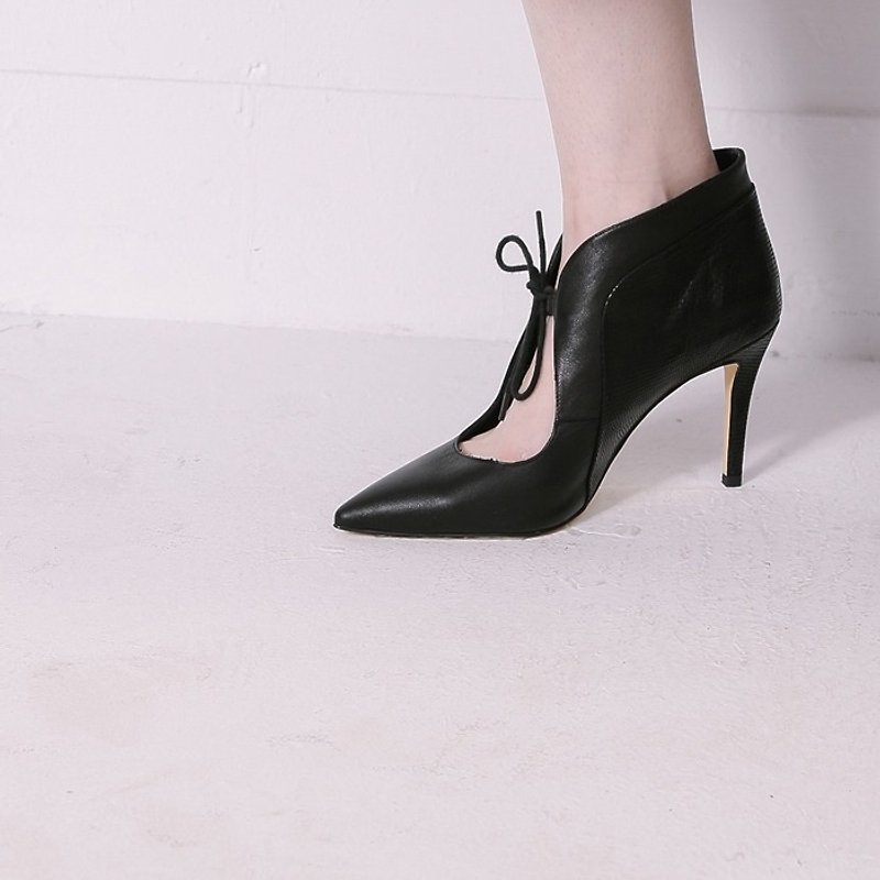 Curved strap structure pointed fine high heel black - รองเท้าส้นสูง - หนังแท้ สีดำ
