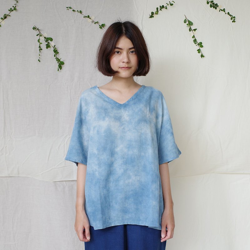 Sky blouse / indigo dye - เสื้อผู้หญิง - ผ้าฝ้าย/ผ้าลินิน สีน้ำเงิน