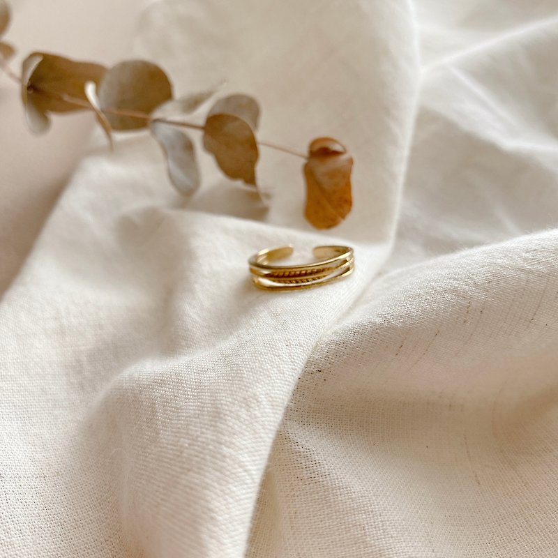 Old leaf-Brass ring - แหวนทั่วไป - ทองแดงทองเหลือง สีทอง
