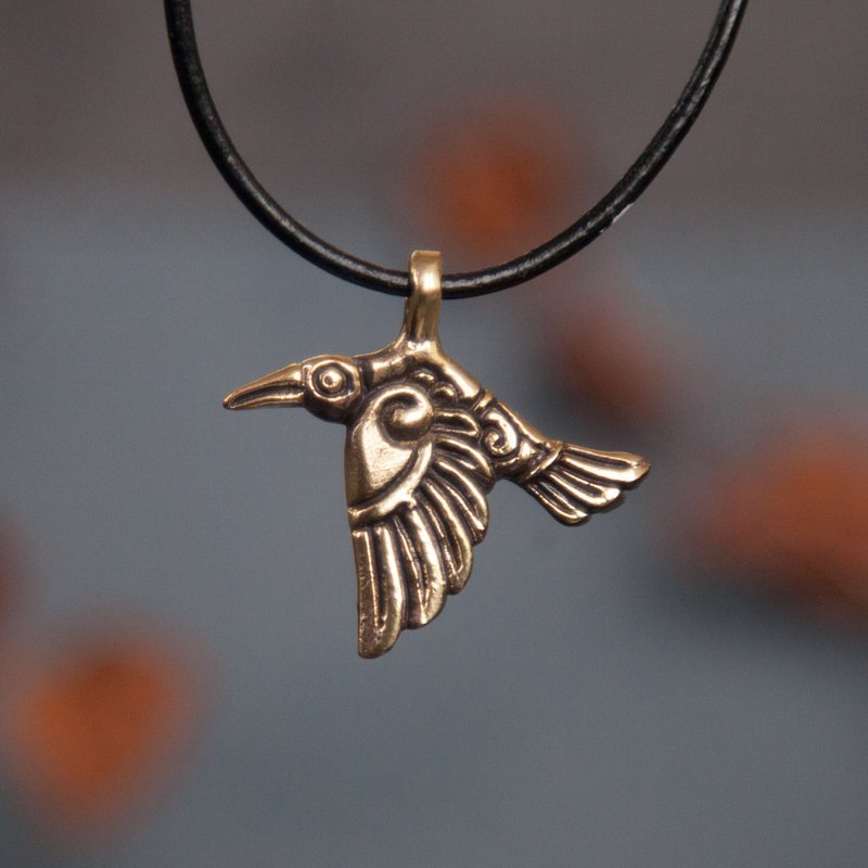Raven necklace. Scandinavian jewelry. Crow pendant. Bird jewelry. Handmade bird - 項鍊 - 其他材質 橘色