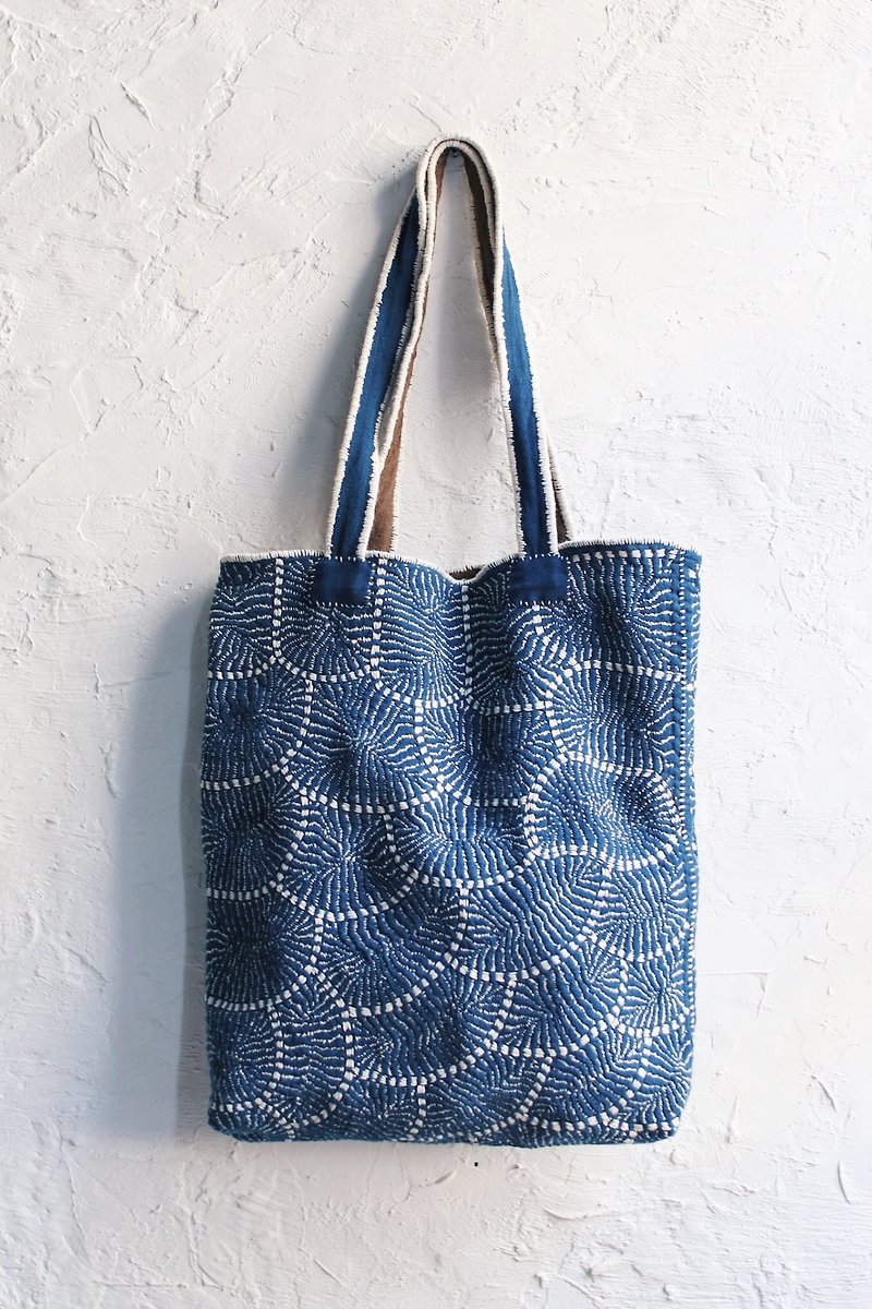 OMAKE sided embroidery ancient cloth shoulder bag (scales) - กระเป๋าแมสเซนเจอร์ - ผ้าฝ้าย/ผ้าลินิน สีนำ้ตาล
