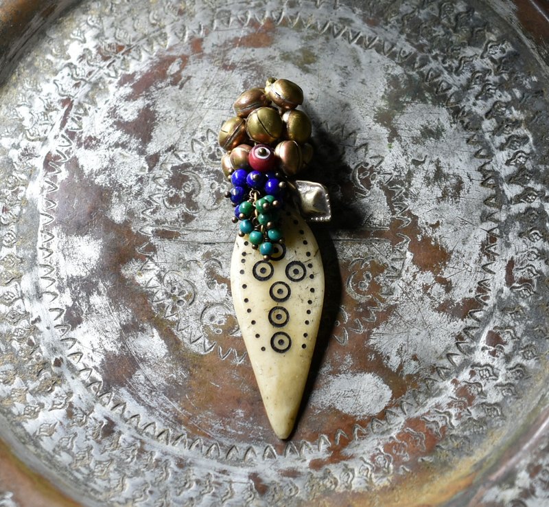 エチオピアボーンパーツとたわわな鈴とストーンビーズ、金赤ホワイトハーツ、oldアフガンパーツのペンダントトップ - 項鍊 - 陶 金色