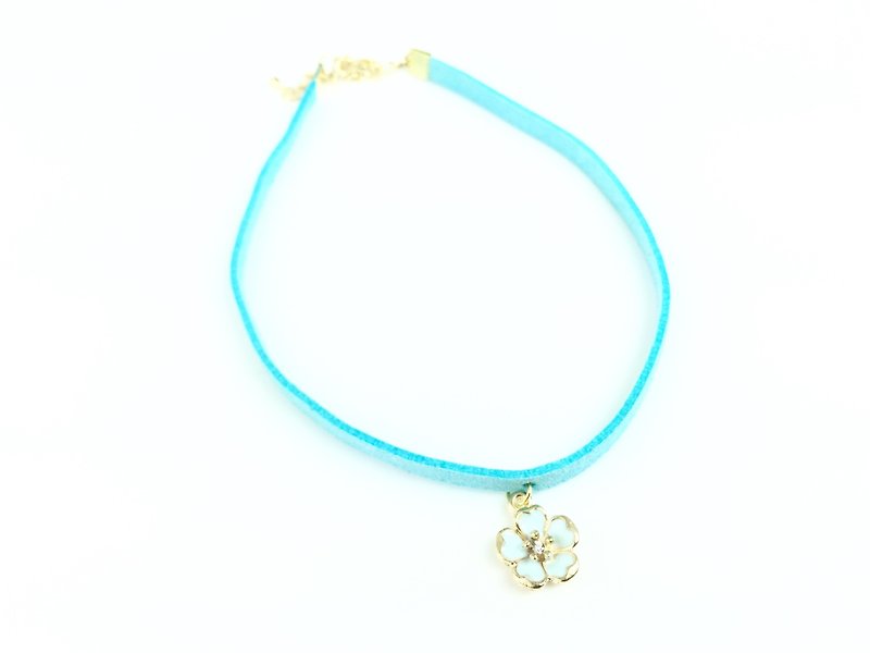 Light blue flowers Necklace - สร้อยคอ - หนังแท้ สีน้ำเงิน