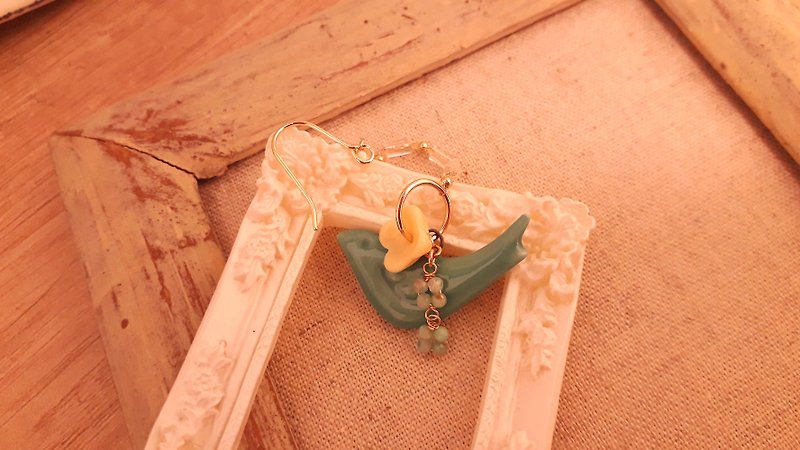 Forest green ceramic bird yellow flower single ear feel earrings D216 - Earrings & Clip-ons - Other Materials Green