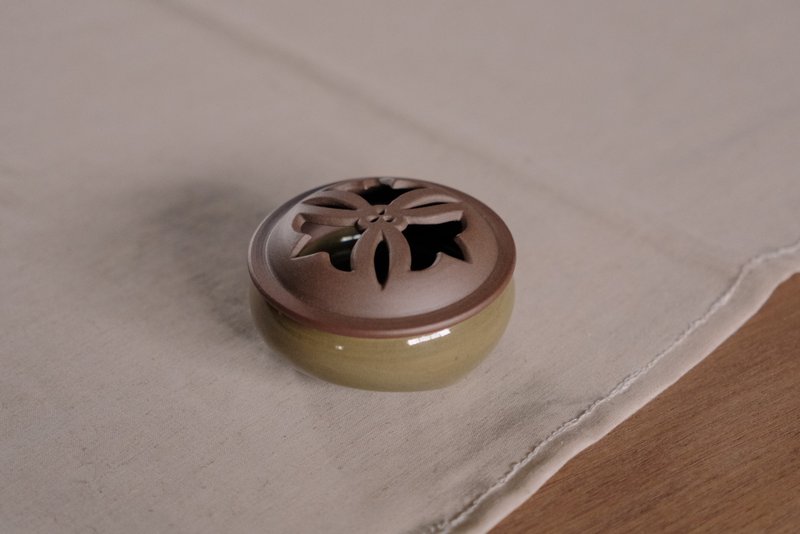 香爐 l 青瓷 刻花小香爐 - 香氛/精油/擴香 - 陶 綠色