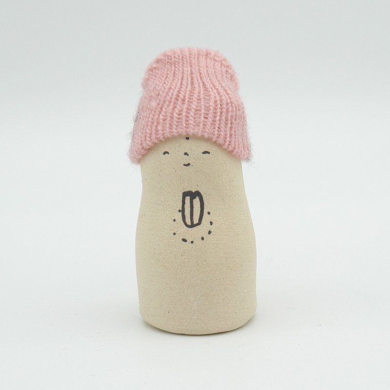 手作り陶人形　ニット帽をかぶったお地蔵さん　Sサイズ - 擺飾/家飾品 - 陶 卡其色
