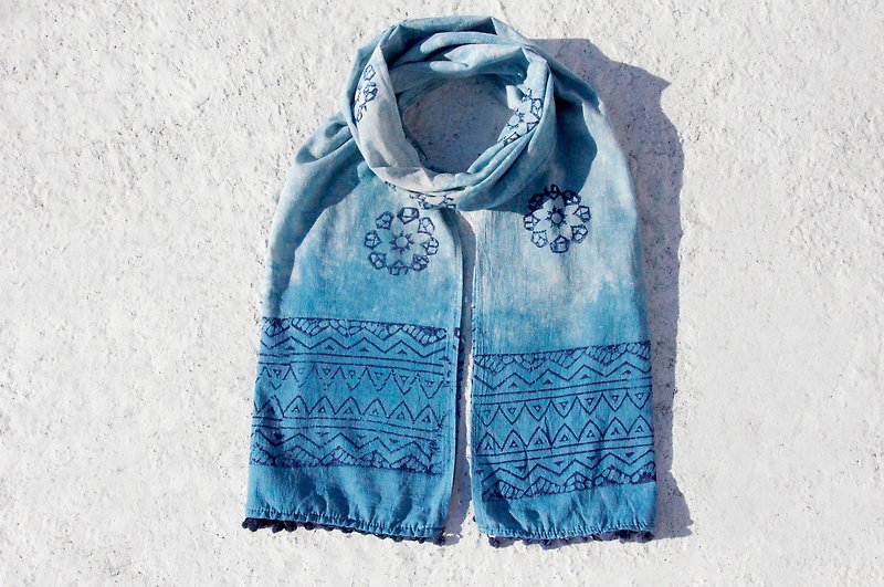 Christmas gift limited to a hand-woven pure cotton scarf / indigo plant stained blue dye scarf / grass cotton scarf - gradient blue map of the earth tassel tassel - ผ้าพันคอ - ผ้าฝ้าย/ผ้าลินิน สีน้ำเงิน
