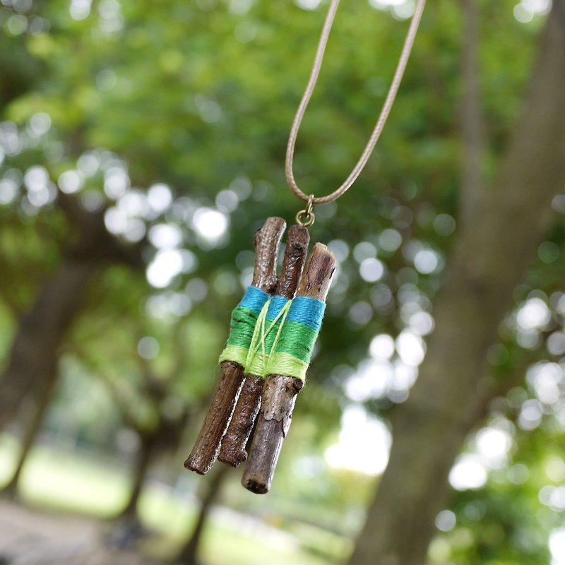Natural handmade wooden branches necklace necklace Upcycling upgrade environmental protection and recycling - blue, green, and blue - สร้อยติดคอ - ไม้ สีเขียว