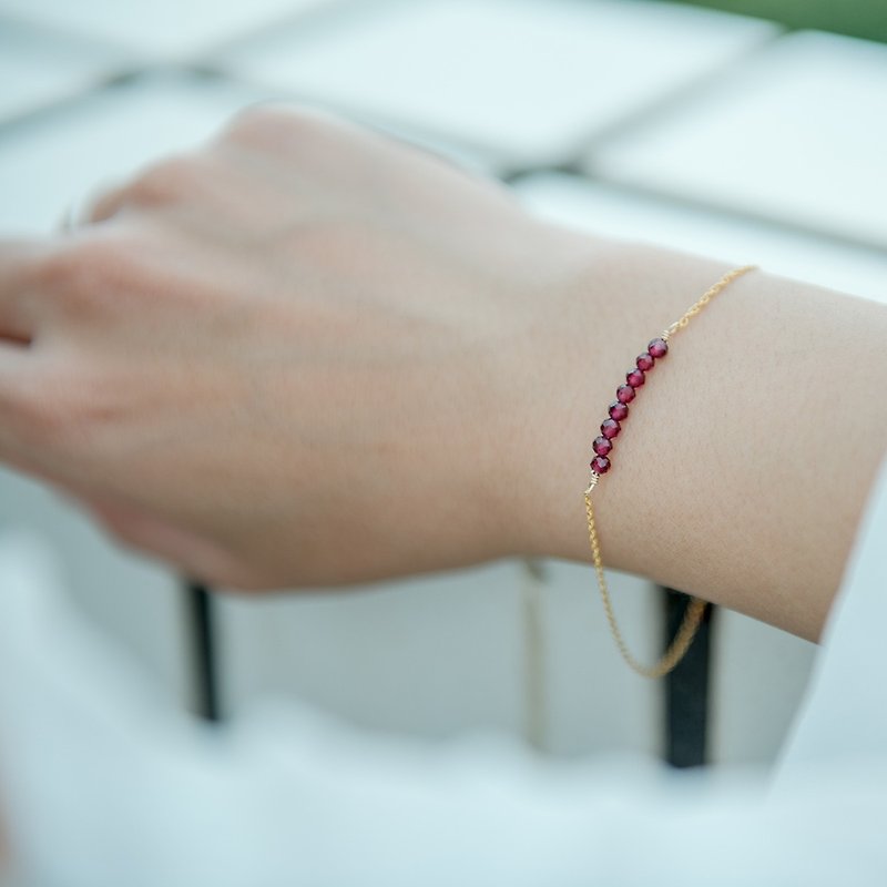 Small row of garnet 14kgf bracelet - สร้อยข้อมือ - เครื่องเพชรพลอย สีแดง
