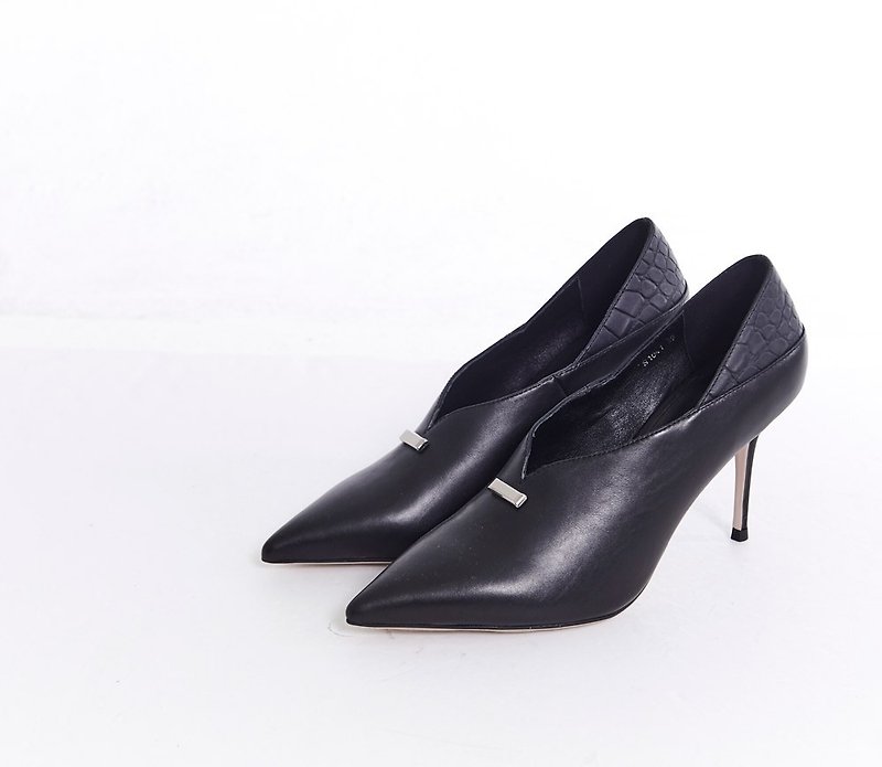 Silver buckle heel stitching pointed high heels black - รองเท้าส้นสูง - หนังแท้ สีดำ