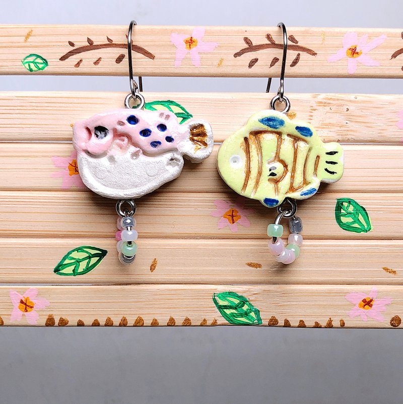 海の喜び 魚とフグ 手作りクレイピアス 手描き ステンレス ドロップタイプ - ピアス・イヤリング - 粘土 ピンク